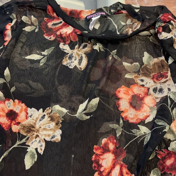 Floral see throw black top medium - Picture 2 of 3